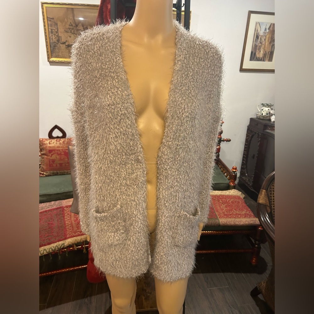 Debut sz Small soft cardigan with pockets.